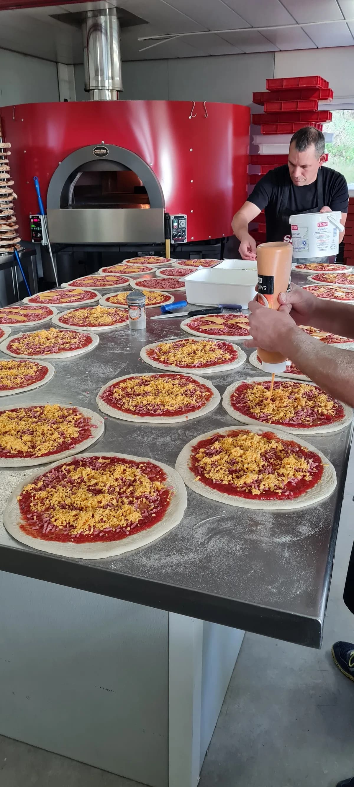Préparation de pizzas pour un événement